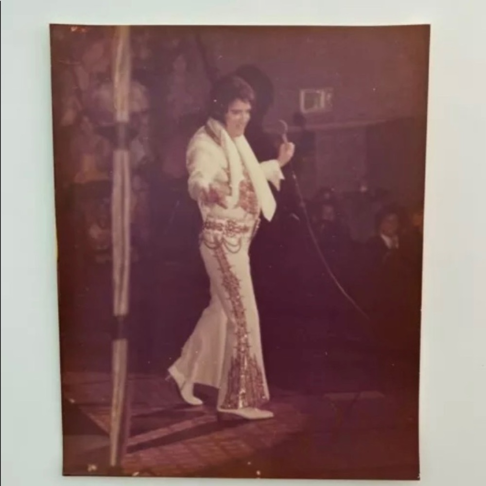 ELVIS ORIGINAL KODAK PHOTO 8x10 1977
STAMP AUTHENTIC L. LEECH
LAST CONCERT